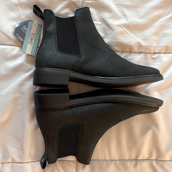 NWT TOMS Women's Charlie Classic Black Leather Flat Ankle Booties Boots Size 9.5 - Picture 1 of 13